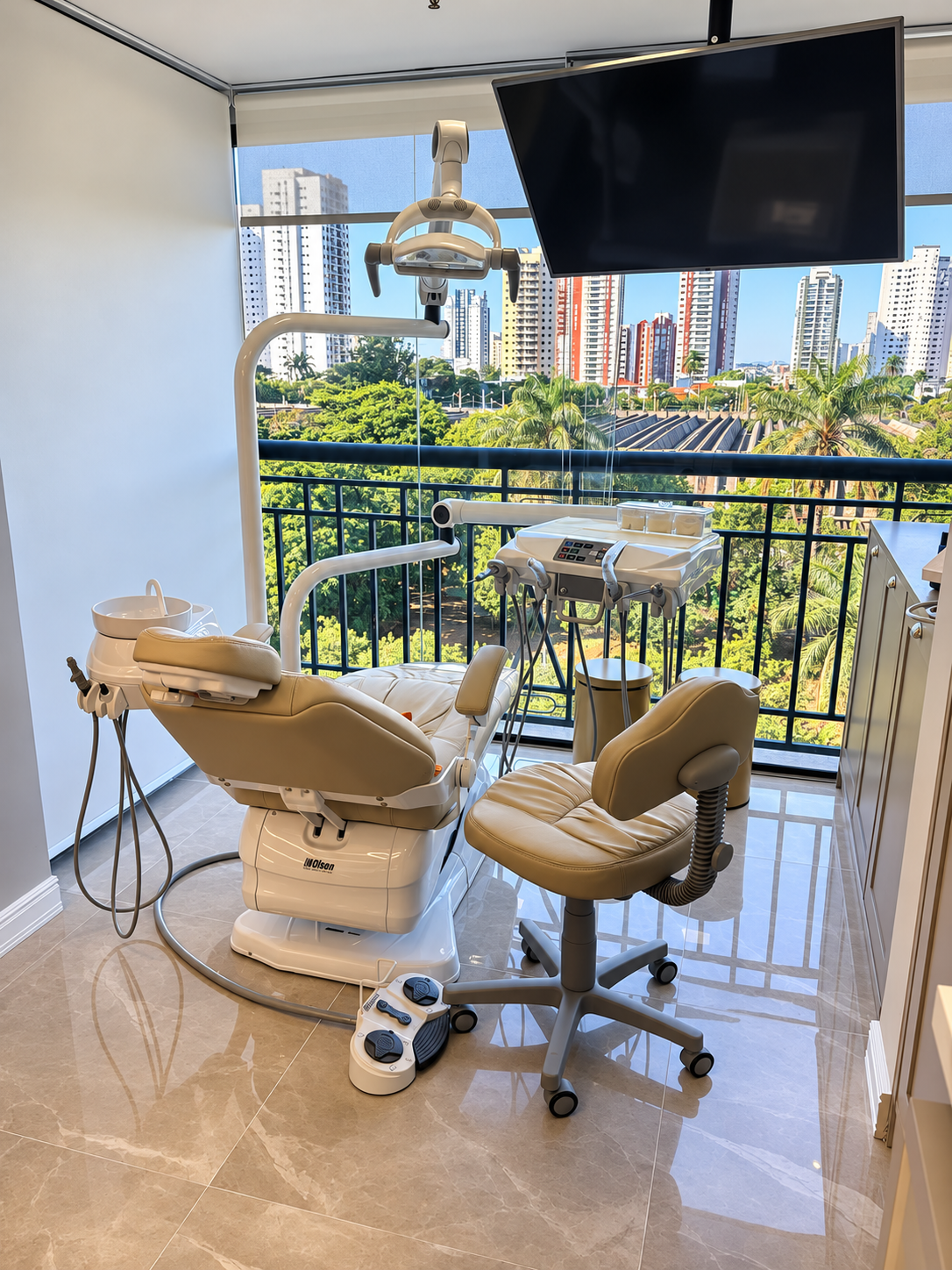 Consultório odontológico com luz natural e vista urbana